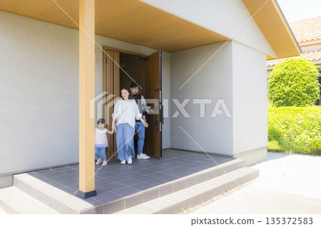 一家人在入口處外出 135372583