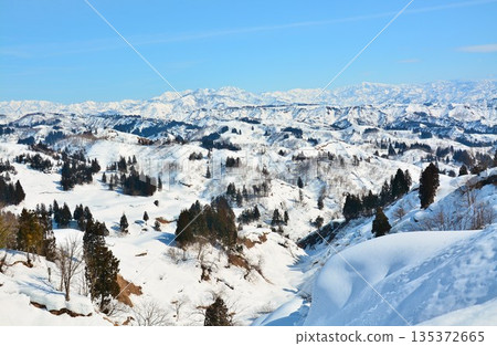 Winter scenery of the Satoyama area at Echigo-Kawaguchi Kizawa Pass in Nagaoka City, Niigata Prefecture Winter scenery of the Satoyama area at Echigo-Kawaguchi Kizawa Pass in Nagaoka City, Niigata Prefecture 135372665