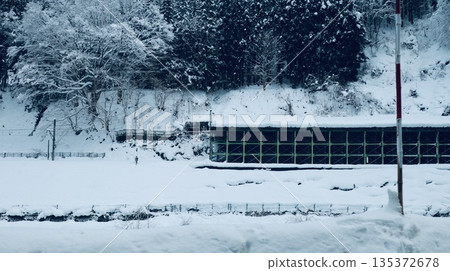 雪冬中的一座無人守站 135372678