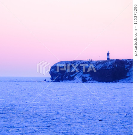 Drift ice abuts Cape Notoro on the Sea of Okhotsk in Abashiri, Hokkaido, before dawn 135373296