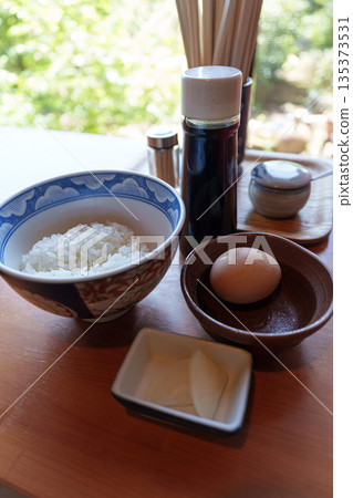 桌上有米飯和雞蛋。 桌上有米飯和雞蛋。 135373531