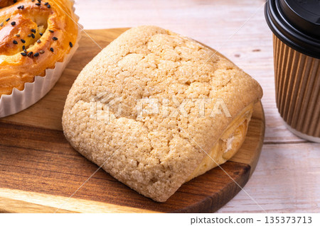 鮮奶油蜜瓜麵包 鮮奶油蜜瓜麵包 135373713