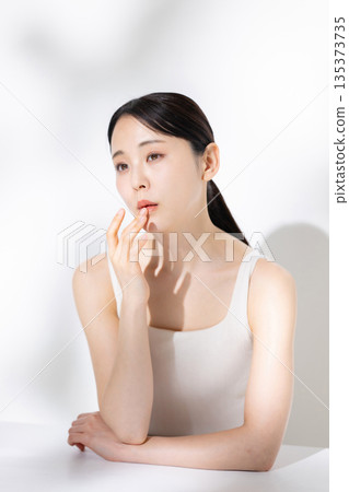 Middle-aged woman beauty image Middle-aged woman beauty image 135373735