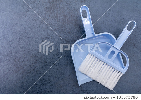迷你掃帚和簸箕的俯視圖 135373780