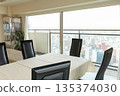 高層公寓內部。從高層房間看到的餐桌和陽台景色。 135374030