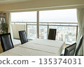 高層公寓內部。從高層房間看到的餐桌和陽台景色。 135374031