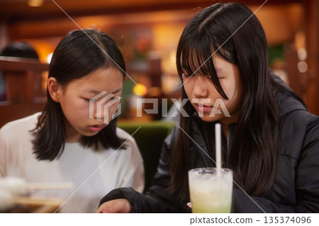 冬天，兩姊妹在咖啡館吃飯 135374096