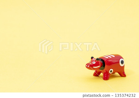 黃色背景上的赤部 黃色背景上的赤部 135374232