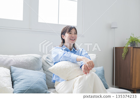 女人在沙發上放鬆 女人在沙發上放鬆 135374233
