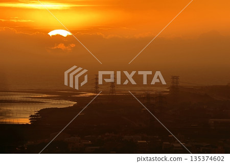 Spectacular sunset at the mouth of the Dadu River in Taichung Spectacular sunset at the mouth of the Dadu River in Taichung 135374602