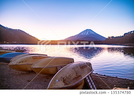 （山梨縣）日出前從精進湖眺望富士山 135374780