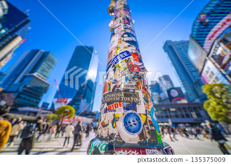 日本東京，1月14日。柱子上的貼紙依然還在。澀谷依然吸引著眾多入境遊客，其中大部分是外國遊客。 135375009