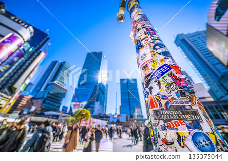 日本東京，1月14日。柱子上的貼紙依然還在。澀谷依然吸引著眾多入境遊客，其中大部分是外國遊客。 135375044