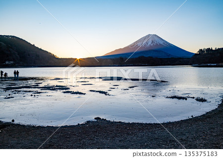 (山梨縣)日出時分從精進湖眺望富士山 (山梨縣)日出時分從精進湖眺望富士山 135375183