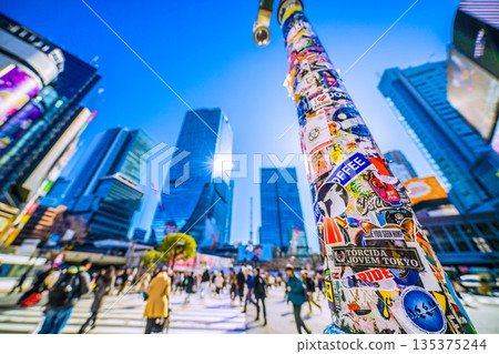 日本東京,1月14日。柱子上的貼紙依然還在。澀谷依然吸引著眾多入境遊客,其中大部分是外國遊客。 日本東京,1月14日。柱子上的貼紙依然還在。澀谷依然吸引著眾多入境遊客,其中大部分是外國遊客。 135375244