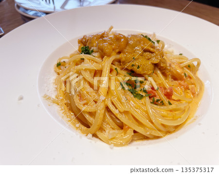 Sea urchin cream pasta 135375317