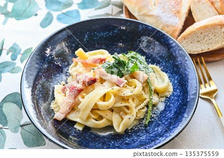 Bacon and spinach carbonara 135375559