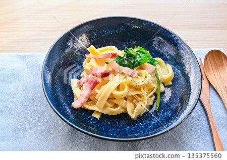 Bacon and spinach carbonara 135375560