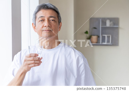 在windowside的老人飲用水 135375748