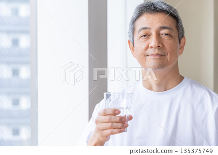 在windowside的老人飲用水 135375749