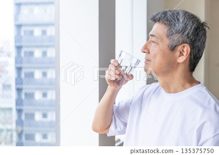 在windowside的老人飲用水 135375750