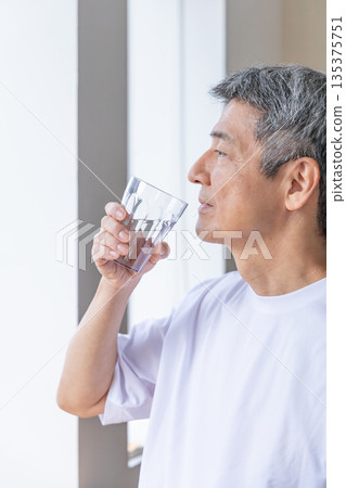 在windowside的老人飲用水 135375751