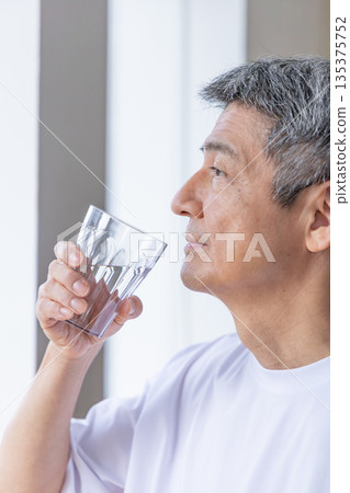 在windowside的老人飲用水 在windowside的老人飲用水 135375752