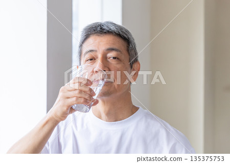 在windowside的老人飲用水 135375753