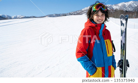 一位女士正在滑雪。 一位女士正在滑雪。 135375940