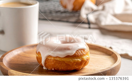 木盤上放著糖霜甜甜圈和咖啡——點心時間 135376391