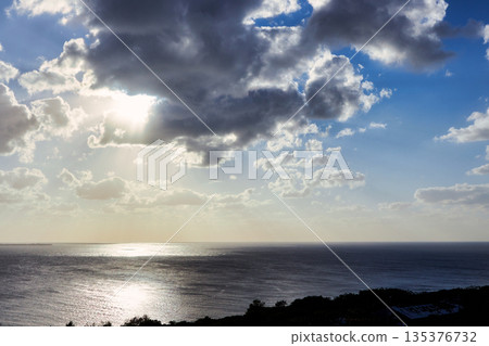 在海上日落 135376732