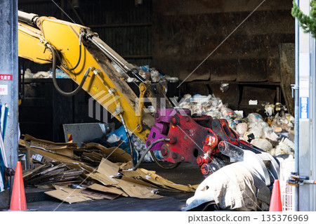 工業廢棄物中間處理業務 重型設備挖土機 135376969