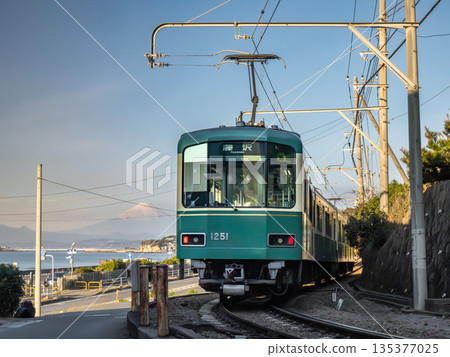 江之島電鐵從神奈川縣鎌倉市七里濱出發，沿著湘南海岸和富士山延伸。 135377025