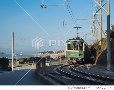 江之島電鐵從神奈川縣鎌倉市七里濱出發,沿著湘南海岸和富士山延伸。 江之島電鐵從神奈川縣鎌倉市七里濱出發,沿著湘南海岸和富士山延伸。 135377026