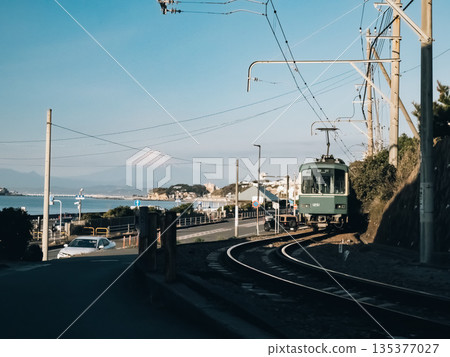 江之島電鐵從神奈川縣鎌倉市七里濱出發,沿著湘南海岸和富士山延伸。 江之島電鐵從神奈川縣鎌倉市七里濱出發,沿著湘南海岸和富士山延伸。 135377027