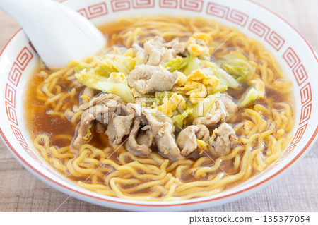Delicious pork and cabbage soy sauce ramen 135377054