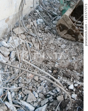 工地拆除工程拆除瓦礫重型機械 135377073