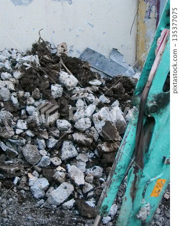 工地拆除工程拆除瓦礫重型機械 135377075