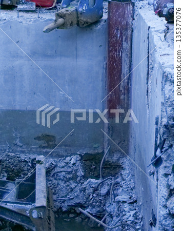 工地拆除工程拆除瓦礫重型機械 135377076