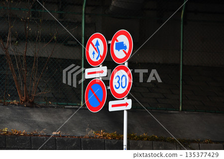 4 types of road signs_01 4 types of road signs_01 135377429
