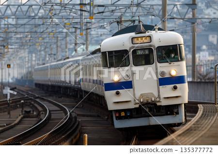 JR九州的415系交流/直流電力列車以最多12節車廂的特快列車形式運行。 JR九州的415系交流/直流電力列車以最多12節車廂的特快列車形式運行。 135377772