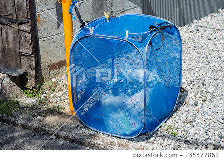 安裝垃圾收集網以防止烏鴉和流浪貓破壞，並採取措施處理居民區的垃圾。 135377862