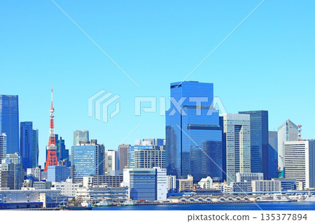 東京港區、東京城市景觀與東京鐵塔風景 135377894
