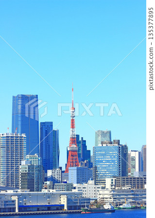 東京港區、東京城市景觀與東京鐵塔風景 135377895