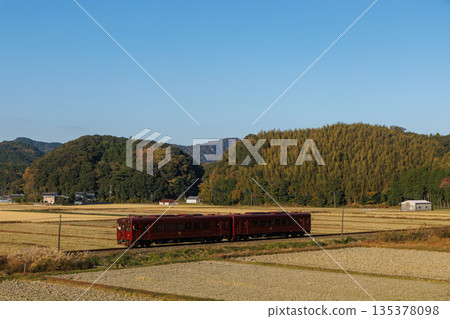 平成築保鐵道「CotoCoto列車」行駛在鄉間 平成築保鐵道「CotoCoto列車」行駛在鄉間 135378098