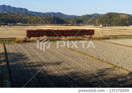 收割後的稻田和平成築保鐵道“CotoCoto列車” 收割後的稻田和平成築保鐵道“CotoCoto列車” 135378099