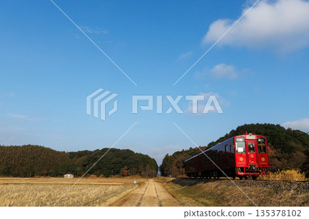 The Heisei Chikuho Railway "CotoCoto Train" runs through the countryside The Heisei Chikuho Railway "CotoCoto Train" runs through the countryside 135378102