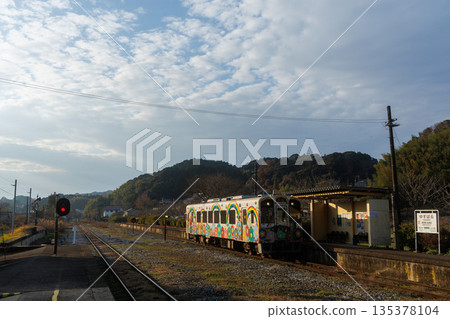 Heisei Chikuho Railway "Super Happy" train arriving at Yusubara Station 135378104