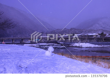 白雪皚皚的嵐山(京都市右京區)渡月橋 白雪皚皚的嵐山(京都市右京區)渡月橋 135378706