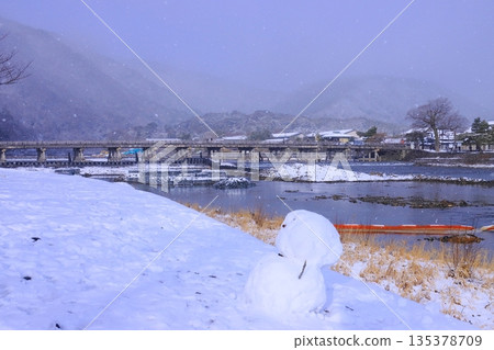 雪景：嵐山渡月橋（京都市右京區） 135378709